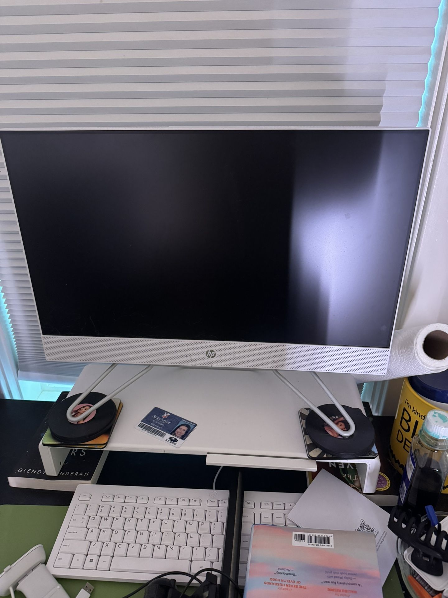 Desktop Computer HP - 23.8" Full HD Touch-Screen All-in-One - Intel Core i3 - 8GB Memory - 512GB SSD - Starry White