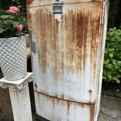 Old Frigidaire With Awesome Patina