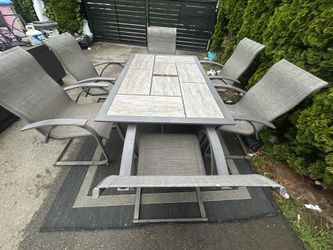 7 piece outdoor dinning table with 6 chairs