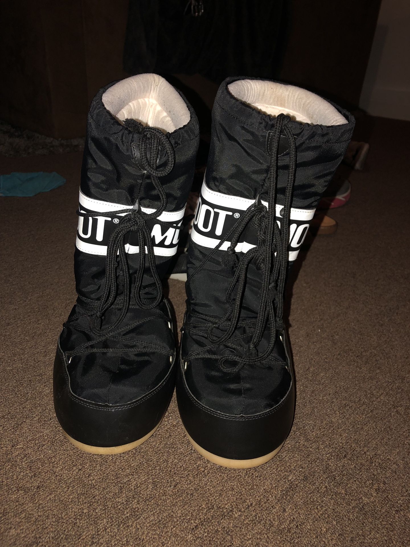 Moon boots 9/10.5