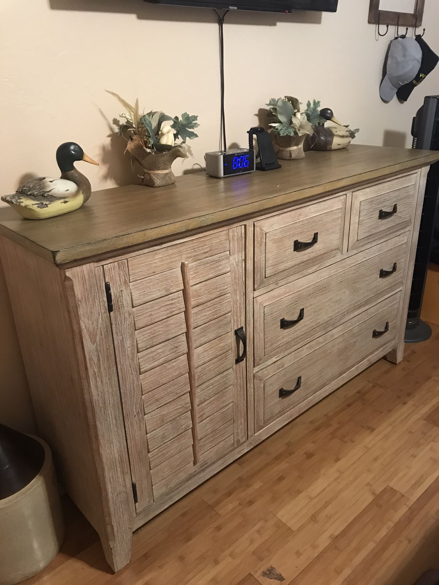 Dresser With Mirror