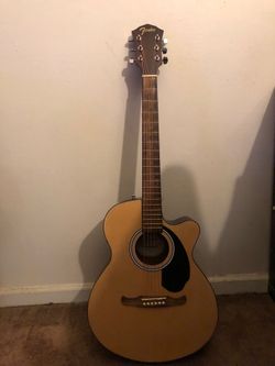 Electric acoustic guitar paid 369$ selling for cheap