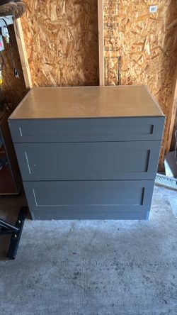 3 drawer dresser mild condition