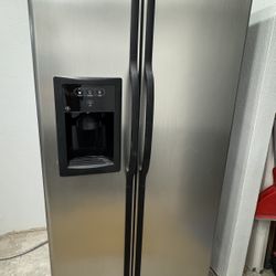 GE Refrigerator - Model GSL25IFRF