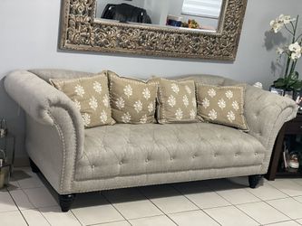 Un Sofa Y Butaca
