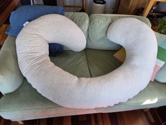Free, like-new maternity pillow