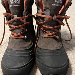 North Face Waterproof Hiking Boots Size 6, Like New