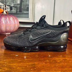 Nike Air VaporMax Men’s Flyknit 'Triple Black' -Size 10.5 (# DH4084-001)