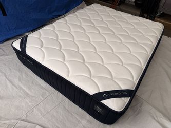 DreamCloud Classic Hybrid Queen Mattress – Like New