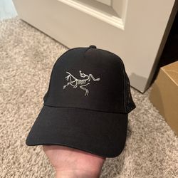 Arcteryx black trucker hat