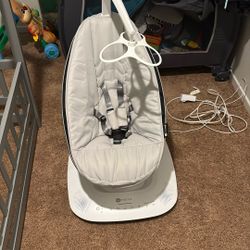 4 Moms swing 