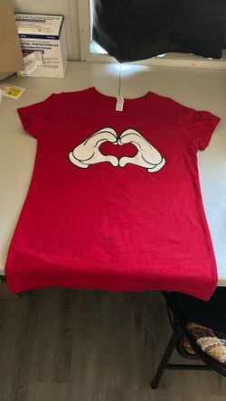 Hand heart red shirt size S