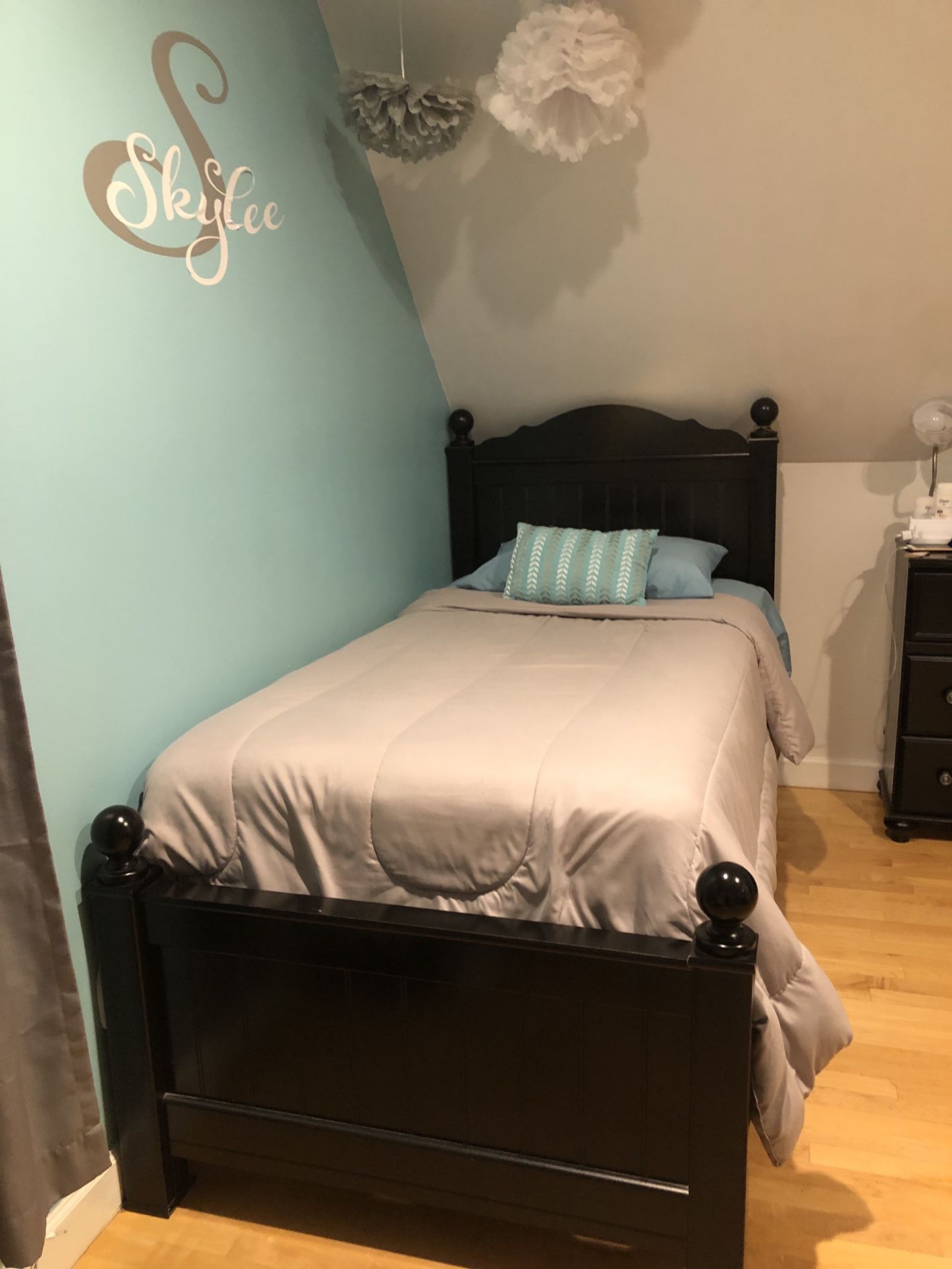 Full bulk bed room set with dresser and nightstand