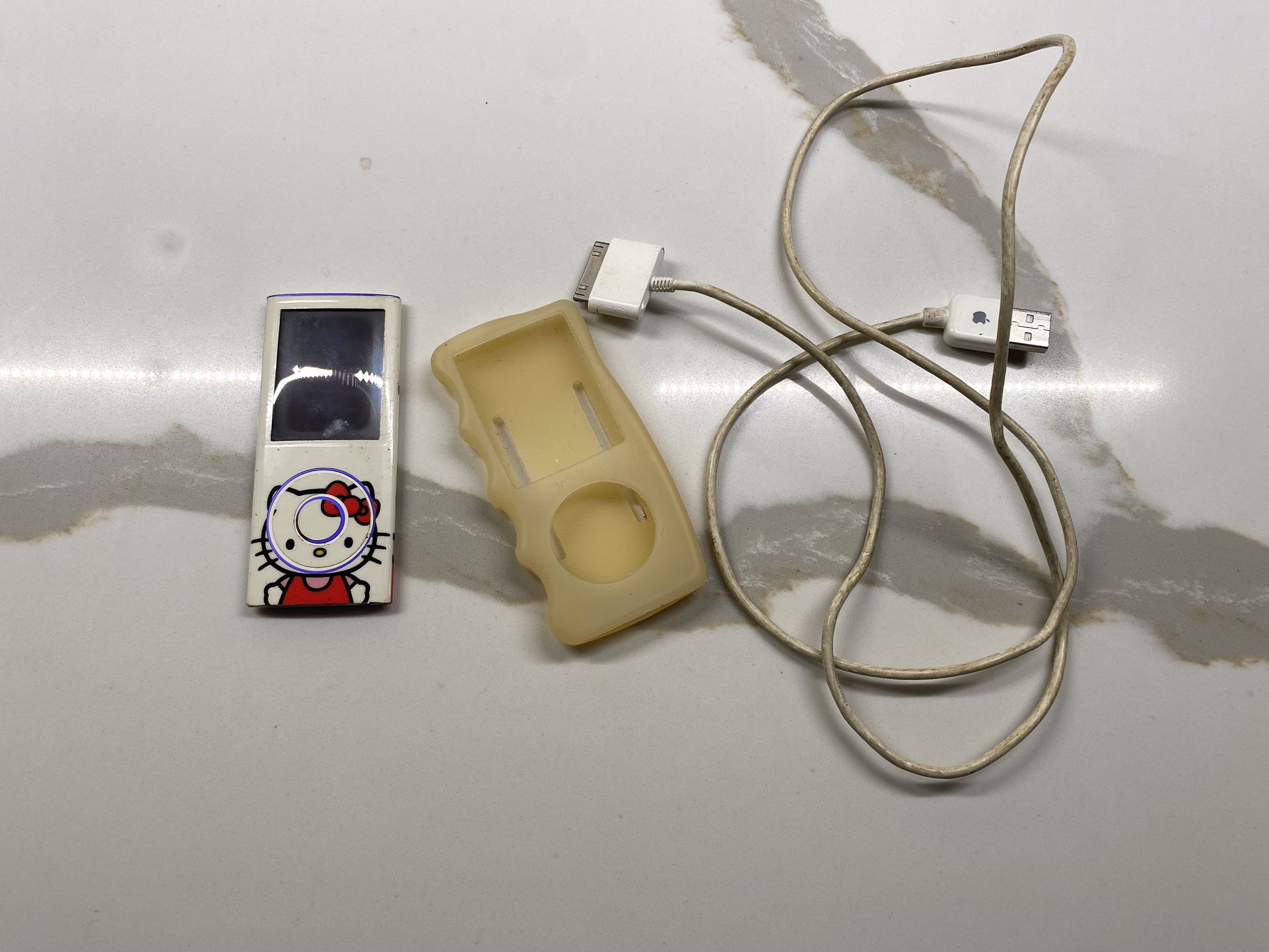 Apple iPod Nano 4th Generation Hello Kitty Wrap 8 GB (MB739LL) W