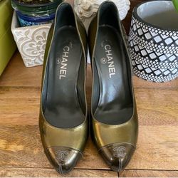 CHANEL Green Patent Leather Grey Cap-Toe Pumps