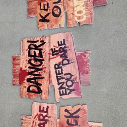 Halloween Scary Signs: 3 plastic signs 15 x 11