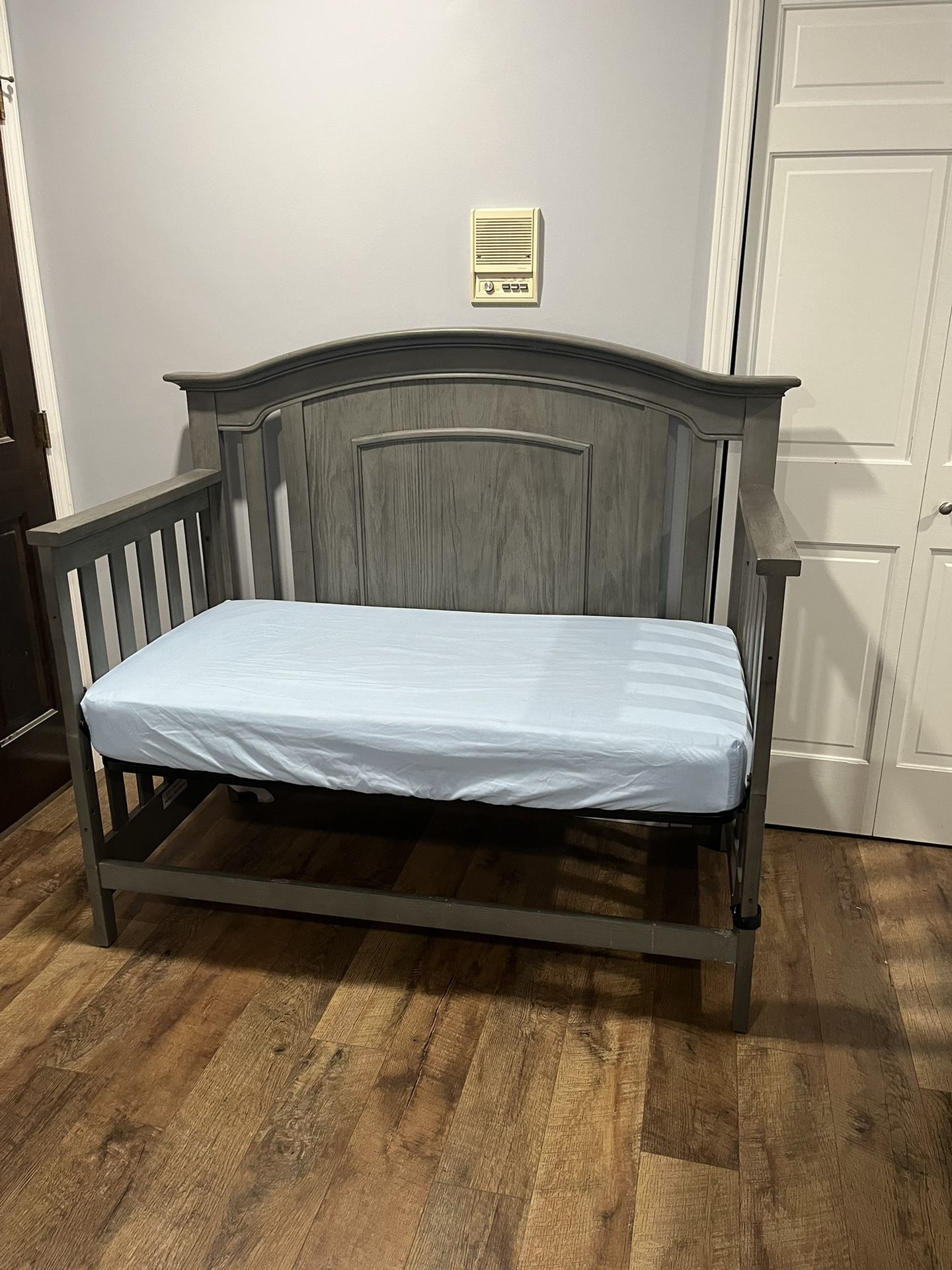 Crib/ toddler Bed 