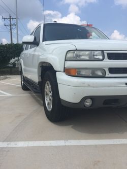 2005 Chevy Tahoe z71 (Leather!!Sunroof!!3rd Row!!)