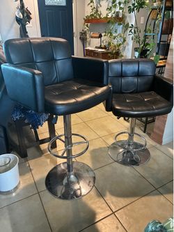 2 bar stools swivel height adjustable.