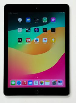 Apple iPad 6 6th Generation  9.7” 32GB Wi-Fi Tablet Space Gray Small Edge Crack