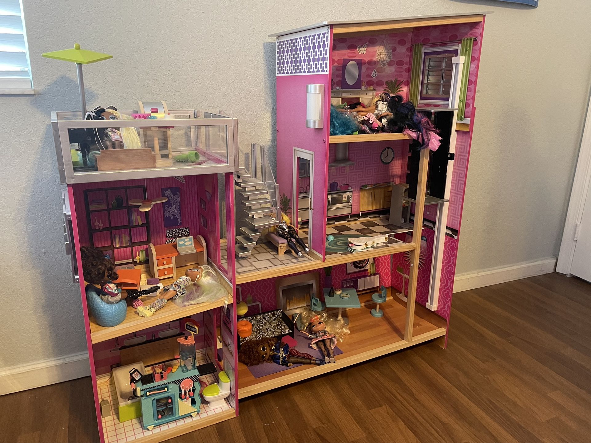 Kidkraft Dollhouse + 13 LOL Dolls