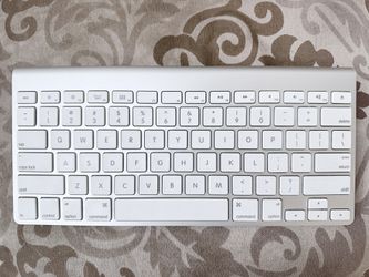 Apple A1314 Wireless Keyboard with battery - White