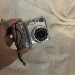 Nikon Silver and Grey Cameras-and-accessories(L126)