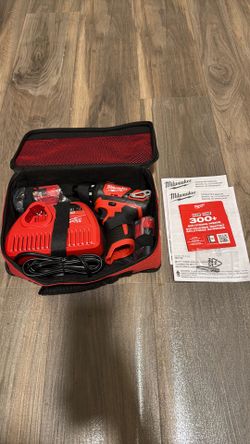 Milwaukee M12 12V Lithium-Ion Cordless 1/4 in. Hex Screwdriver Kit with Two 1.5Ah Batteries, Charger and Tool Bag