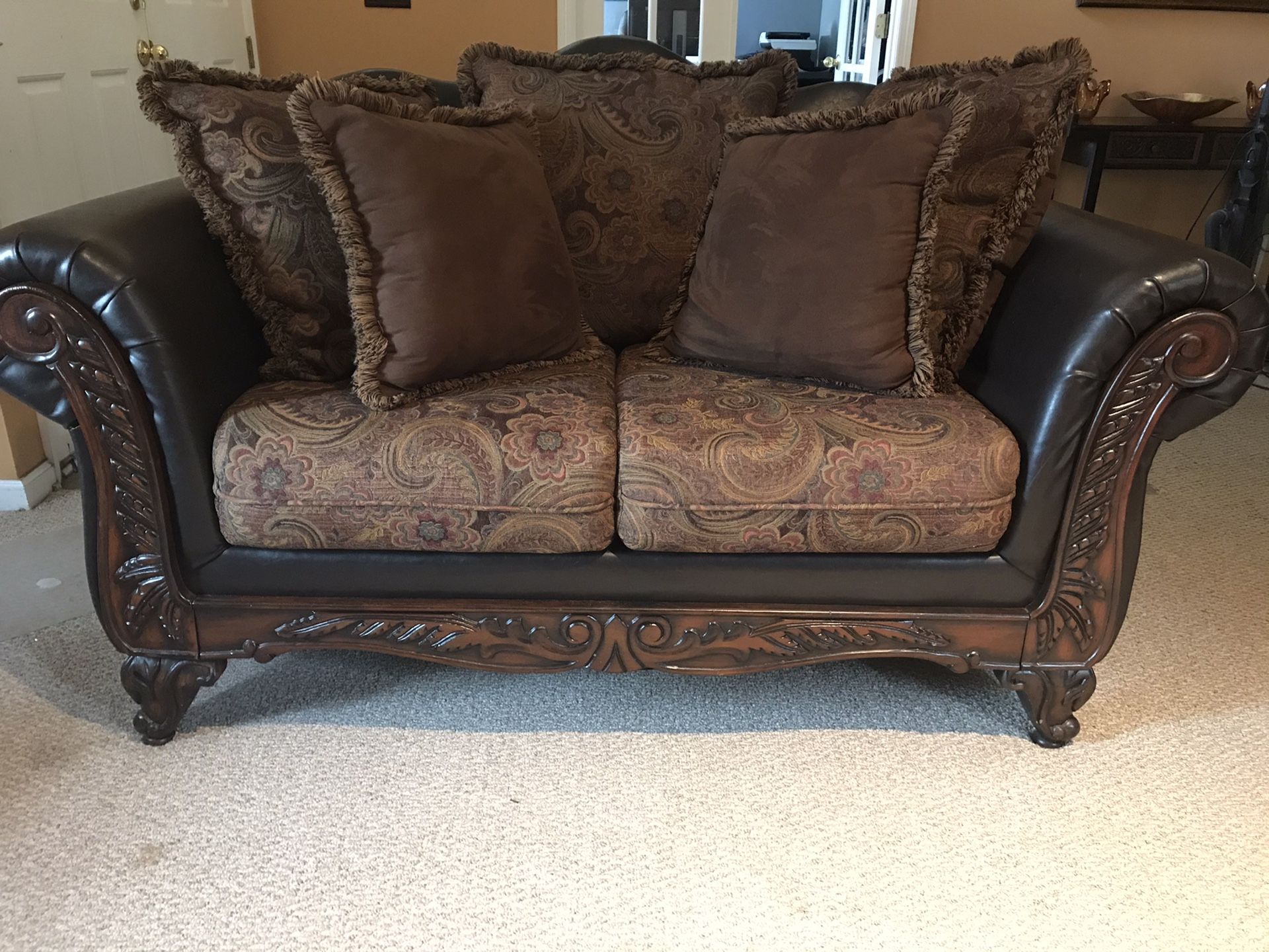 Badcock 3 piece living room Versailles set. for Sale in Jacksonville