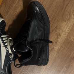 LV Skates Lmk For More Pics