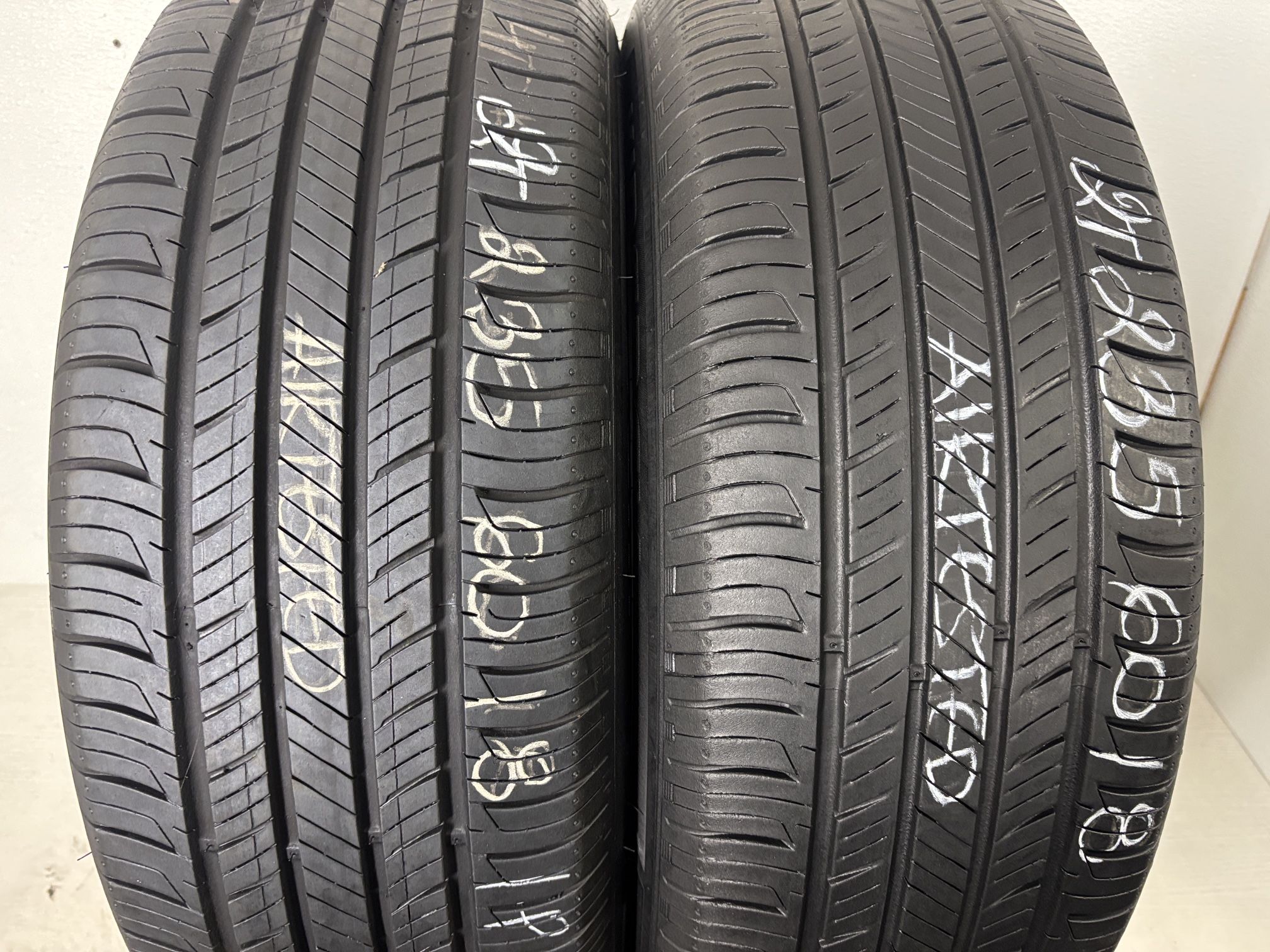 2 Tires 235 60 18 Hankook Kinergy Gt High Tread