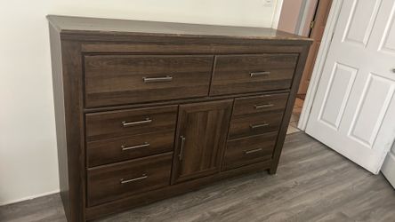 Matching Dresser & 2 Nightstands