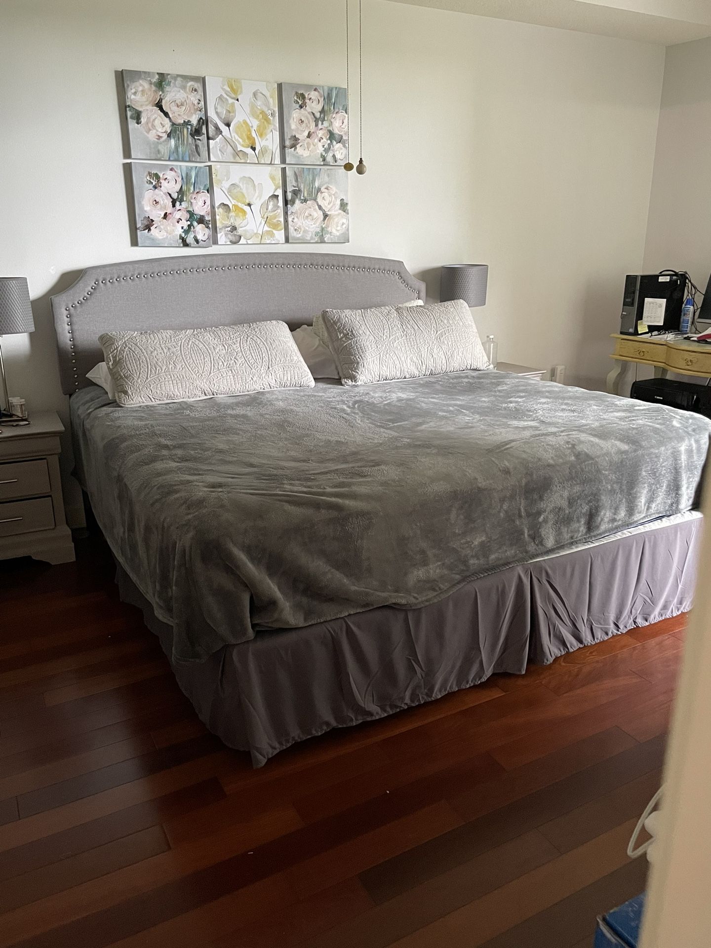 King Size Bed With Mattress and Comforter