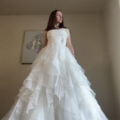 Stunning Alfred Angelo Ball Gown Wedding Dress with Ruffled Skirt (Size M)