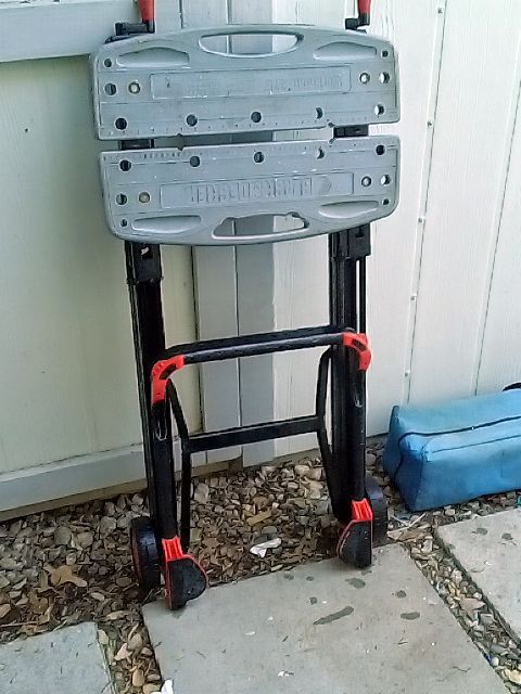 Black N Decker Foldable/Rollable Table With Vice