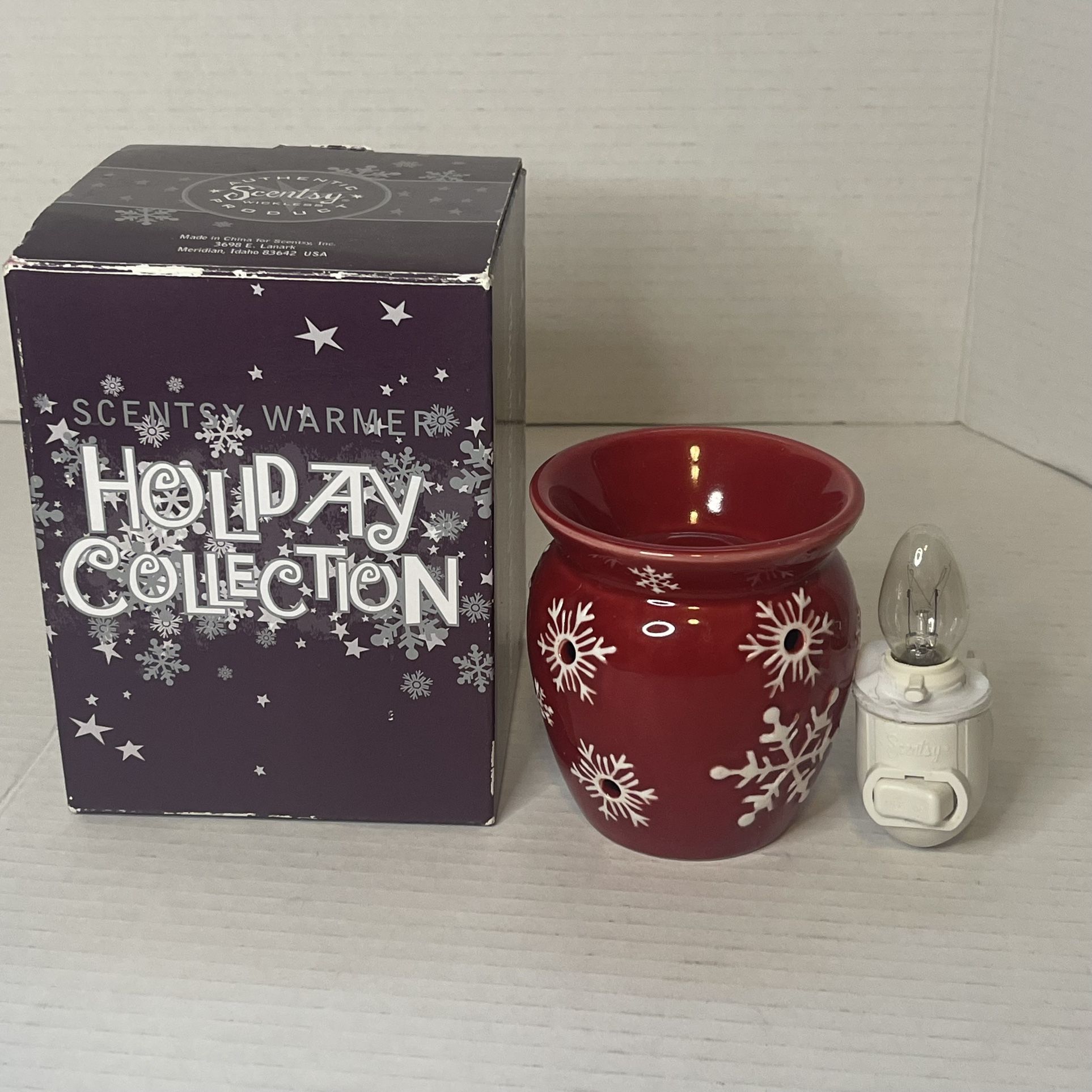 Scentsy Snowflake - Red plug in warmer with new bulb & 1 package of wax melts