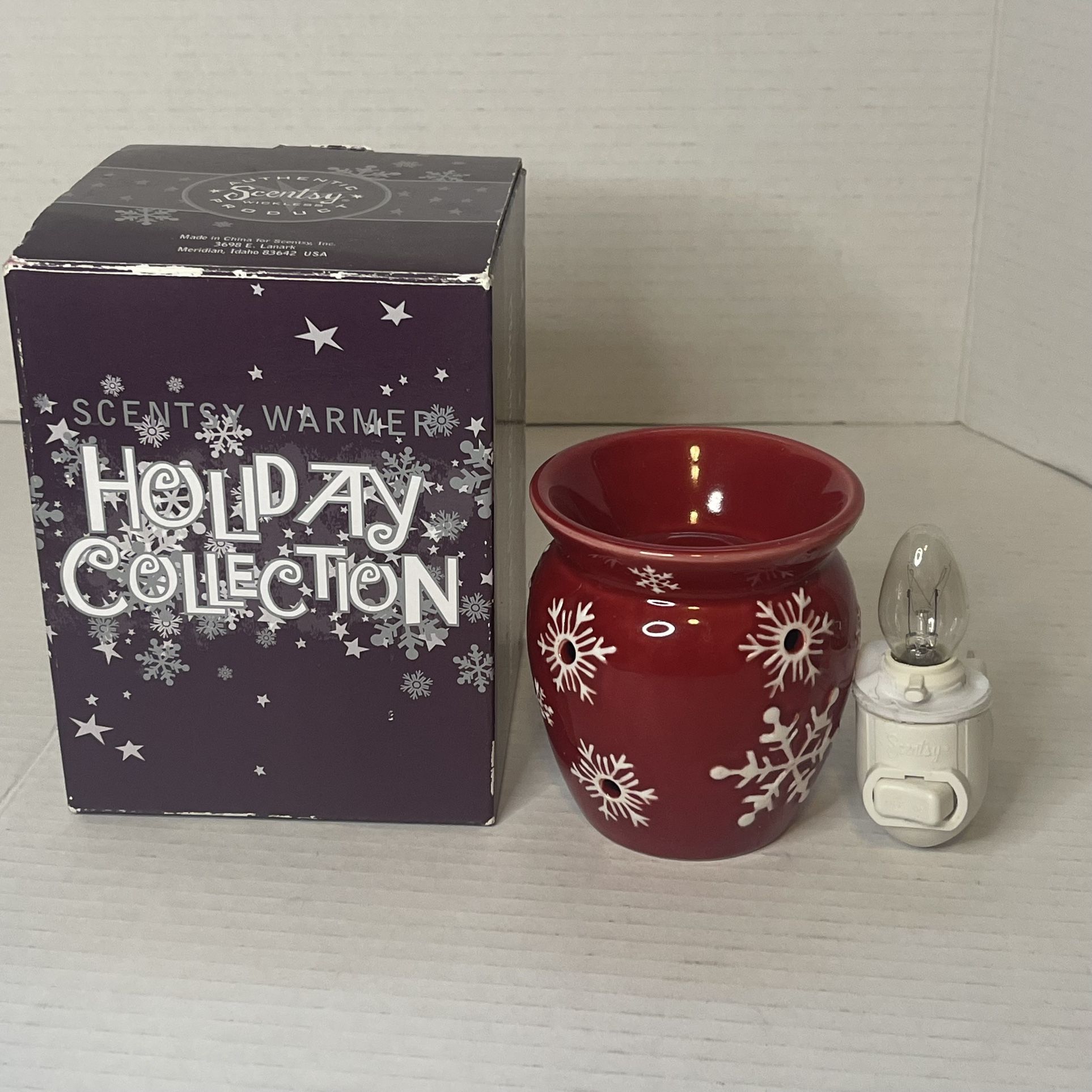 Scentsy Snowflake - Red plug in warmer with new bulb & 1 package of wax melts 