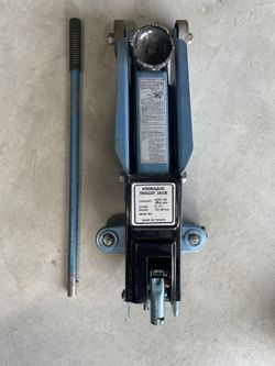 4000 POUND AUTO JACK WITH HANDLE