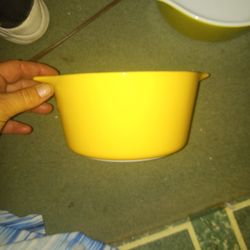 Pyrex Casserole Bowls  And One Lid 