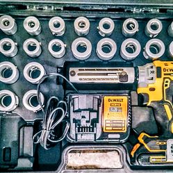 20v DEWALT MAX/XR Cable Stripper Kit