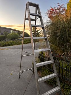 8ft Aluminum Stepladder