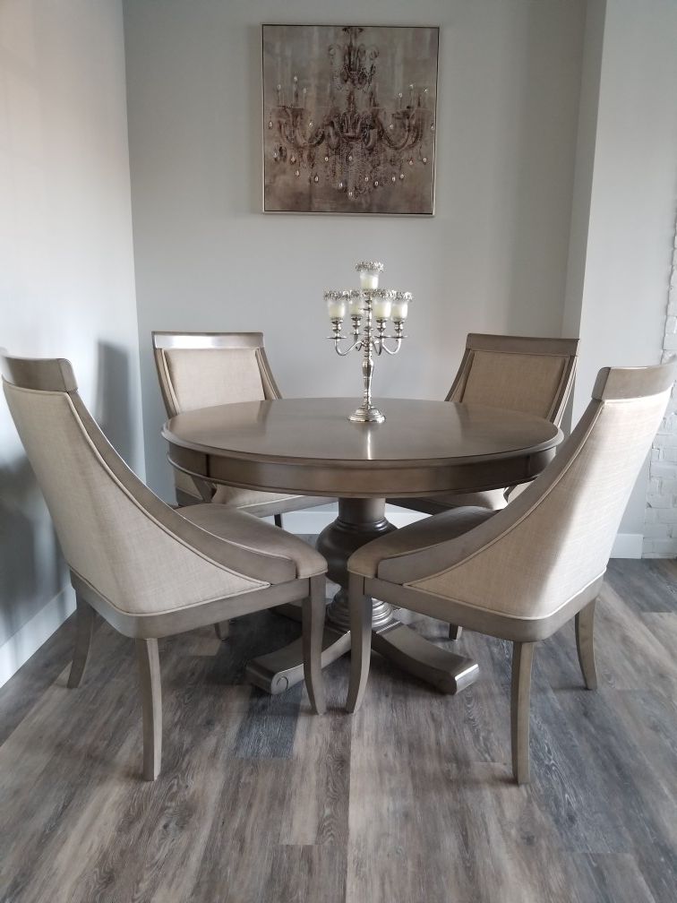 Like New - Dining Table & Swoop Chair Set