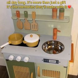 Toddler wooden kitchen! Pickup and delivery available !