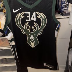 Milwaukee Bucks Giannis jersey size medium