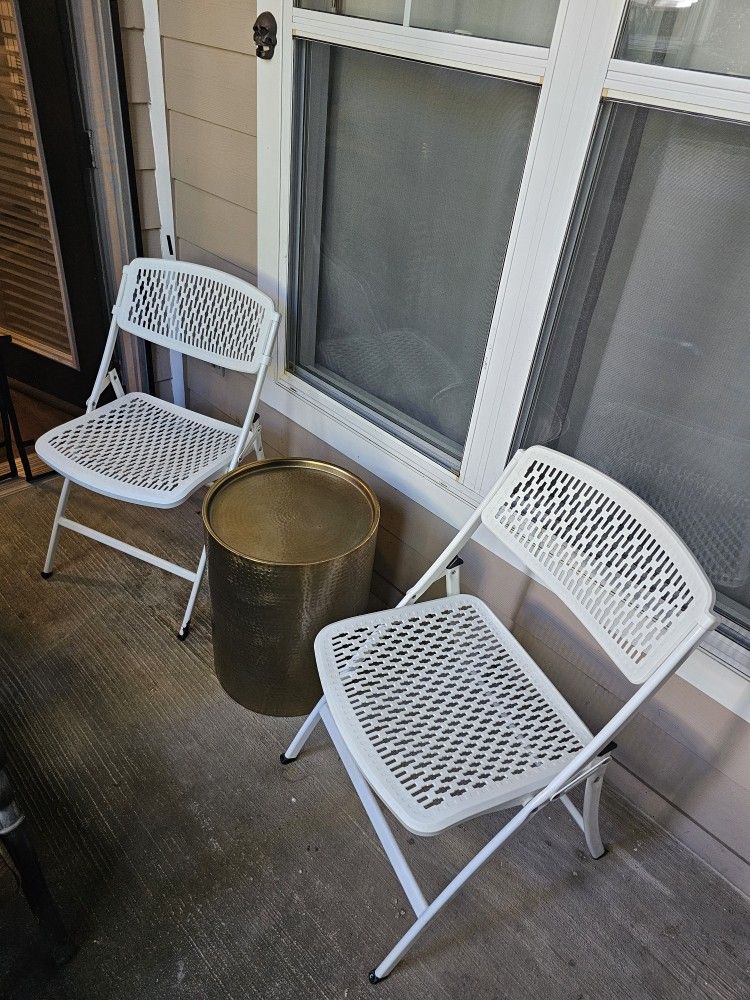 4 Foldable Chairs With Table