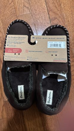 New With Tags Men’s Dearfoam Memory Foam Slippers Shoes Brown Holiday Christmas Comfy Size 9-10