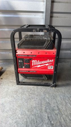 Milwaukee MX FUEL CARRY-ON 3600W/1800W Power Supply