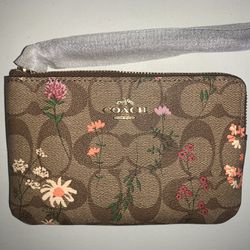 COACH Floral wristlet New!!! for Sale in Brooklyn, NY - OfferUp