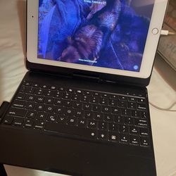 Apple Ipad and keyboard, passcode locked, selling for parts or repairs