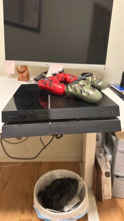 PS4 + 2 Controllers OBO